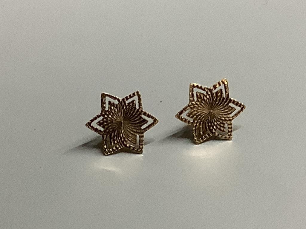Five pairs of 9ct gold earrings, a 9ct gold tiepin and one other item, gross 9.5 grams.